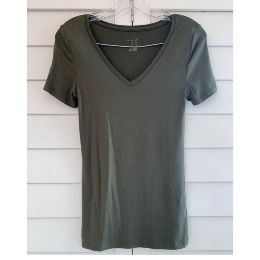 A New Day V-Neck Tee XS/S